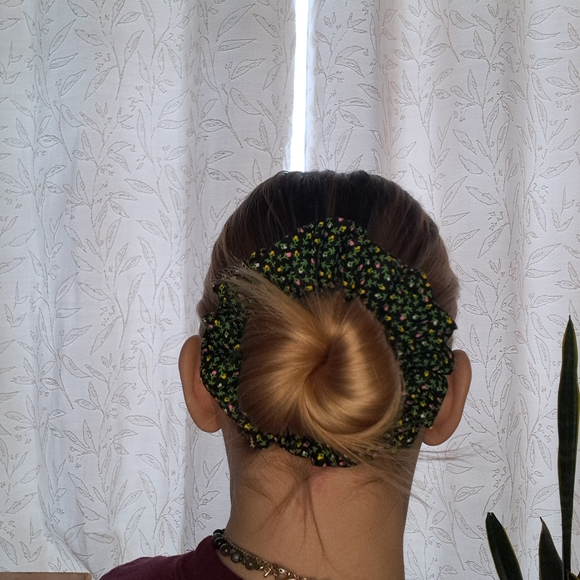 Floral Scrunchie Set - Picture 7 of 10
